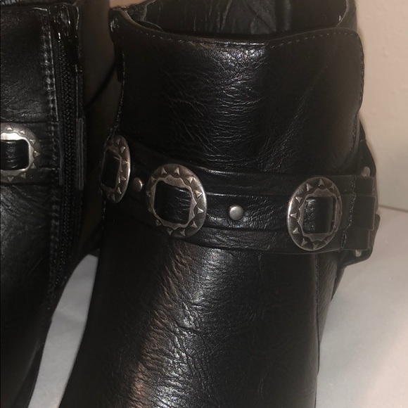 Easy Street Bailey Bootie - Picture 3 of 5